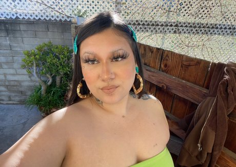 vollbusige brünette onlyfans kunst freie bild