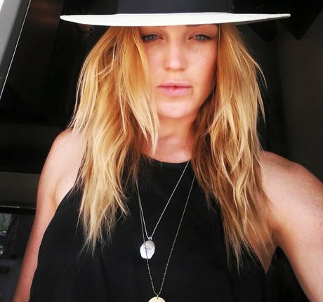 Caity Lotz schauspielerin sexy foto