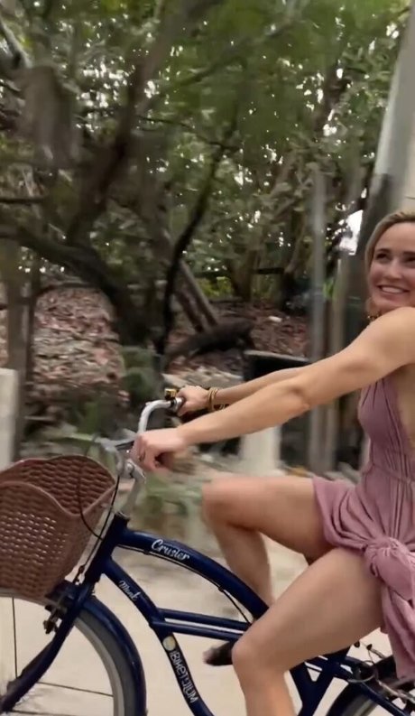 Caity Lotz schauspielerin perfekte bilder