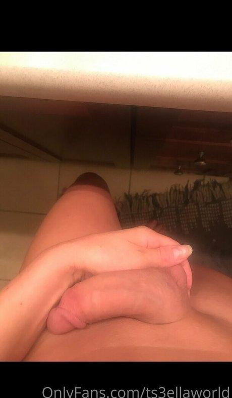 ts3ellaworld model nacktheit foto