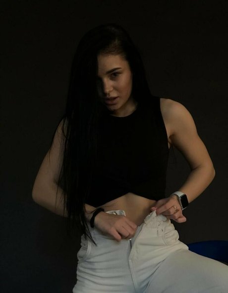 vollbusige brünette onlyfans erotische akt bild