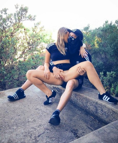 zierliche brünette nur fans porno erwachsene bilder