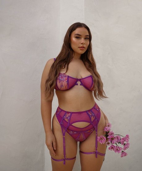 Venezia Cruz pornostar nackt bild