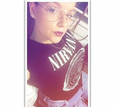 sportliche blonde onlyfans top akt bilder