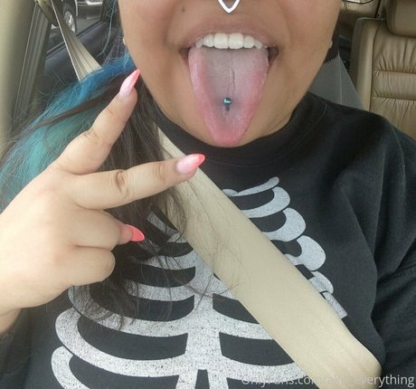 aku everything model nacktheit bilder