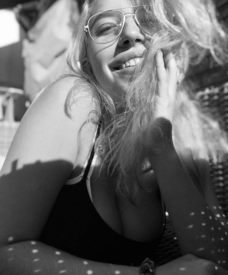 dünne blonde onlyfans nackt kunst galerien