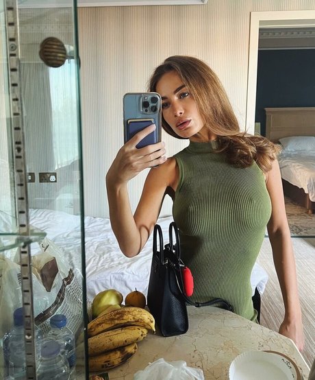 Sasha Shenderey top nackt bilder