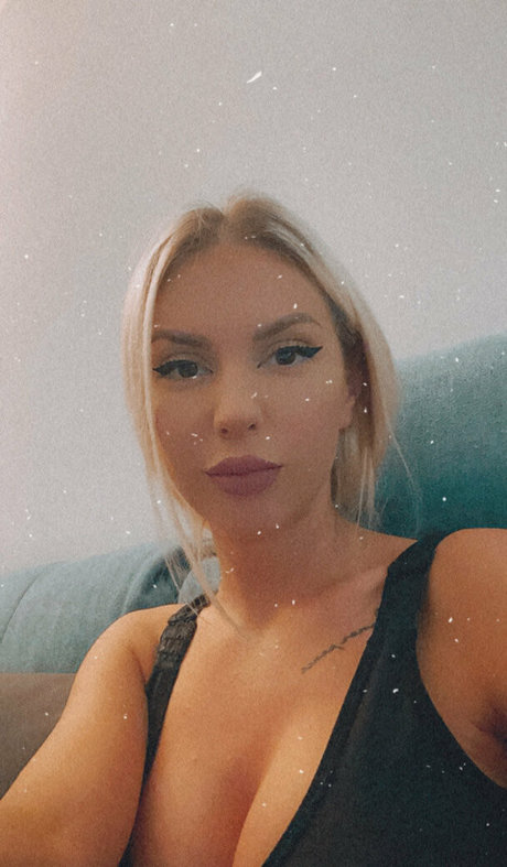 deepthroat teen onlyfans heiße akt bild