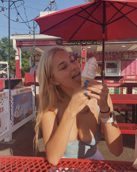 Hailey D nacktheit galerie