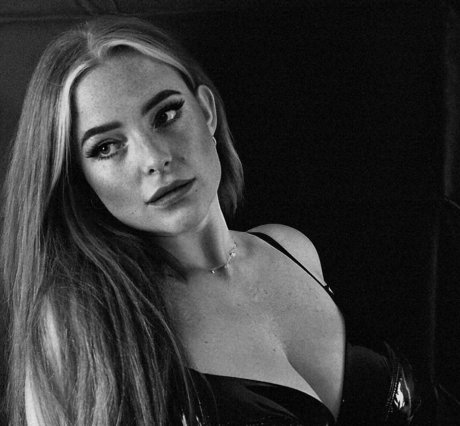 Sarah Neuhaus exklusive erwachsene galerie