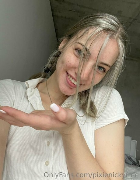 pixienickyfree model nackte bild