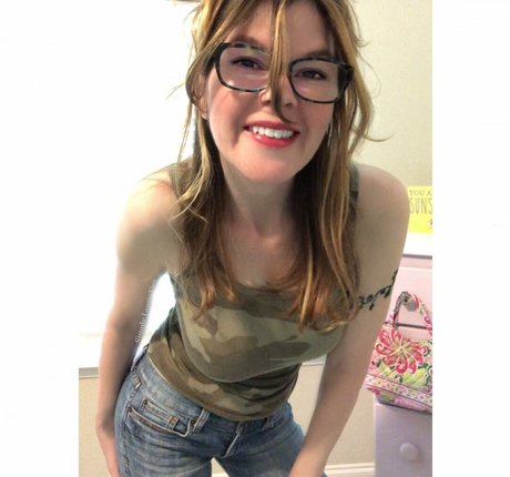 Laurie Kim sexy top fotos