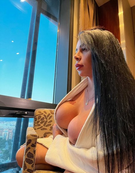 ariana xxl top erotische bild