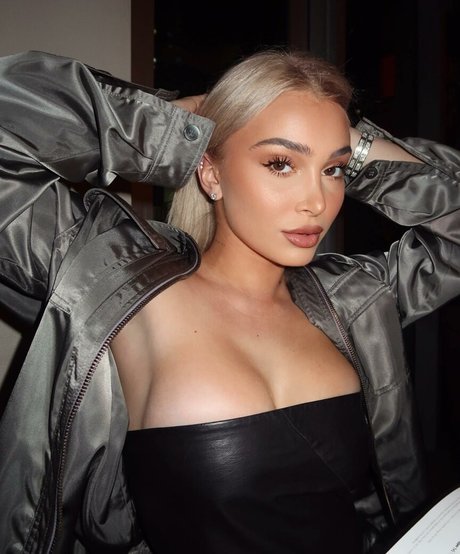 strandblondine onlyfans top bild