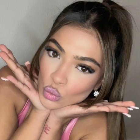 hatidza demirovic hübsche nackte bilder