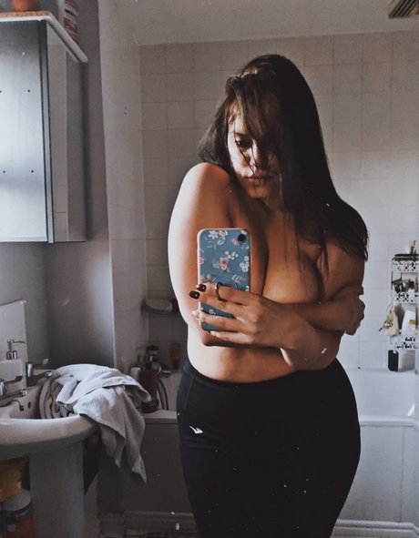 Trisone nackt bilder