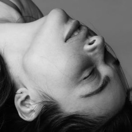 Crystal Reed exklusive sexy bild