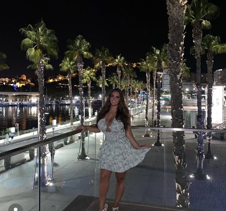 zierliche brünette nur fans nackt exklusive bild