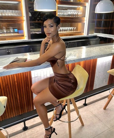 Nia no long erwachsene nette foto