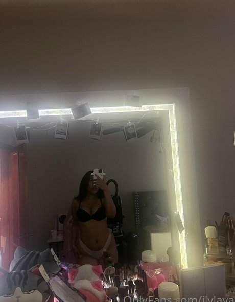 wholelottalaya schauspielerin sexy bild