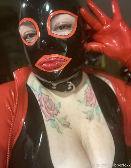rubberfoxx sexy pornostar bild