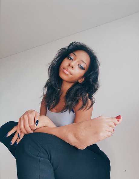 feetofmelanie hübsche heiße bild