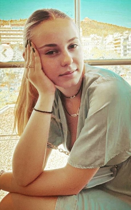 Elena Lagou porno kunst bilder