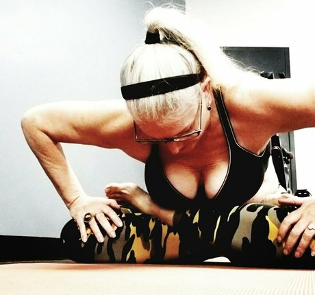 nakedyoganakedyoga pornostar nackt galerie