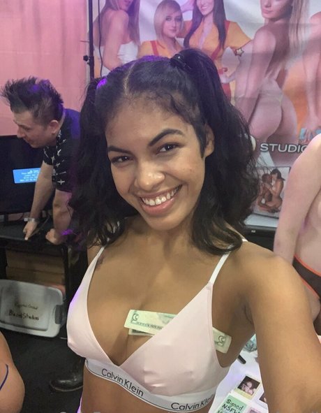 thereal mayafarrell pornostar nette bilder