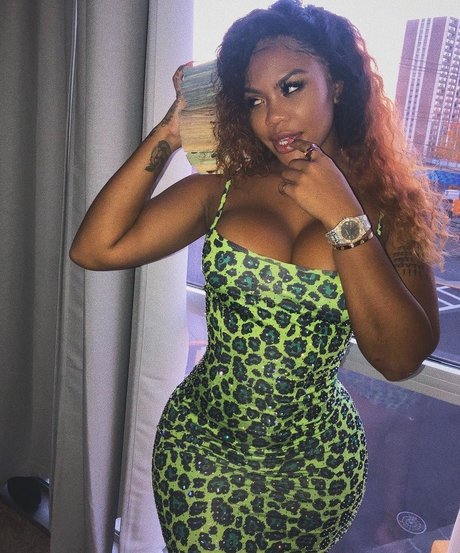 asiatische influencer-onlyfans top sexy bilder