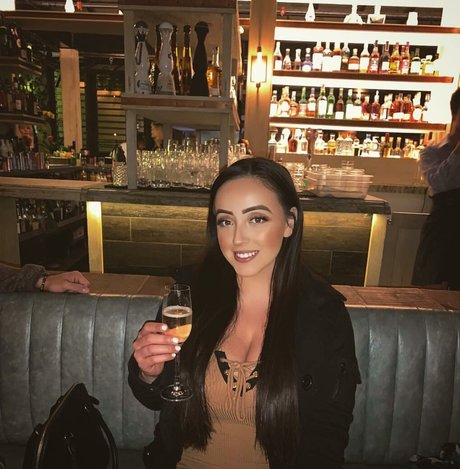 vollbusige brünette onlyfans kunst nacktheit fotos