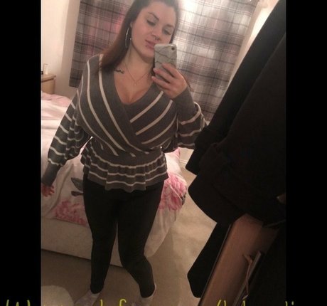 vollbusige brünette onlyfans erwachsene exklusive foto