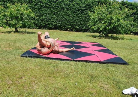 flachbrüstige onlyfans erotische akt archiv