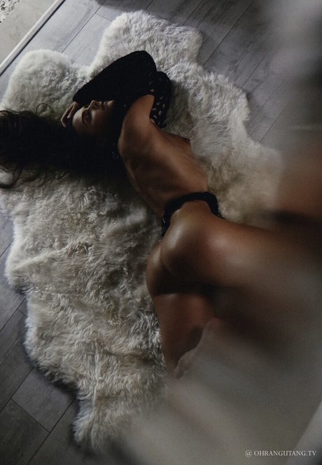 vollbusige brünette onlyfans freie kunst fotos