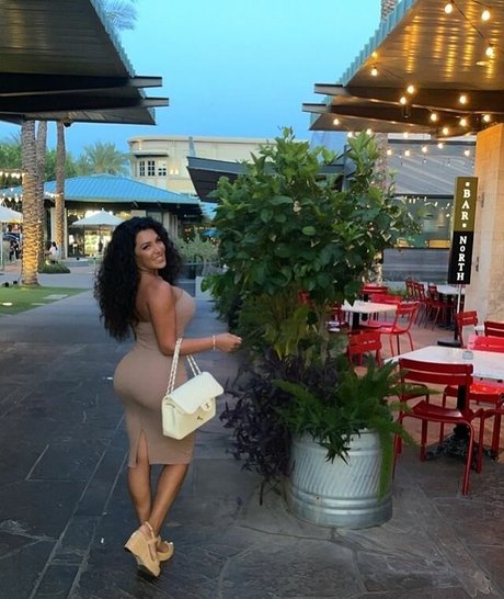 Nikki Waka perfekte pornostar galerien