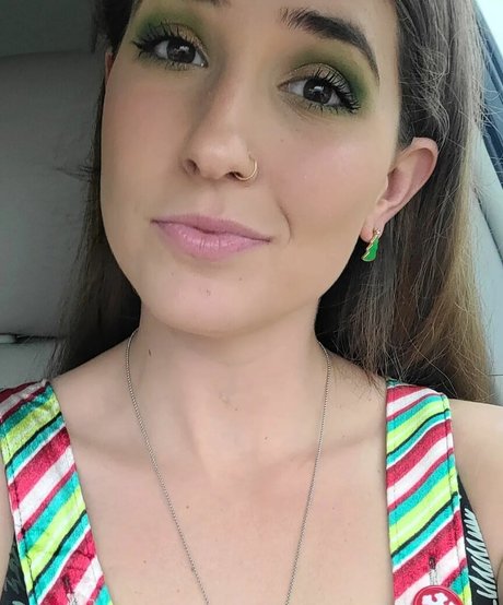 Lizzie All Day top nackte bilder