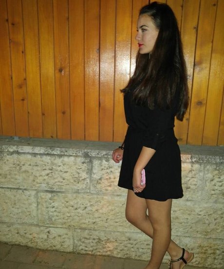 Sara Avni model schöne galerie