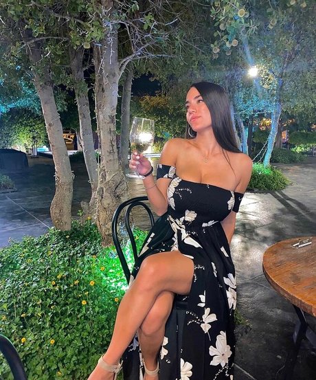 Sara Avni model top galerie