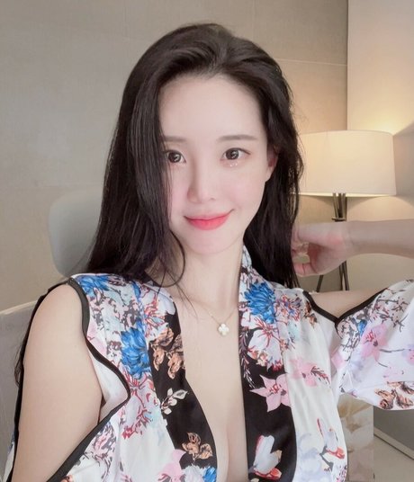 dreier asiatische onlyfans sexy erwachsene bild