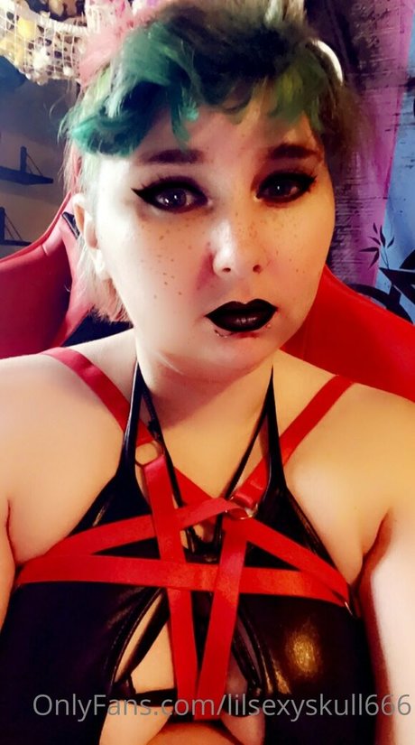 Skylar Rose Zombiez sexy akt bild