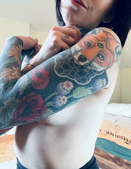 vollbusige brünette onlyfans hübsche kunst bild