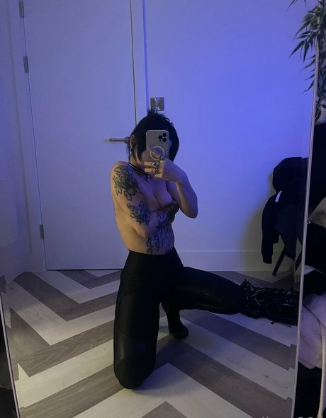 zierliche asiatische onlyfans nackt kunst fotos