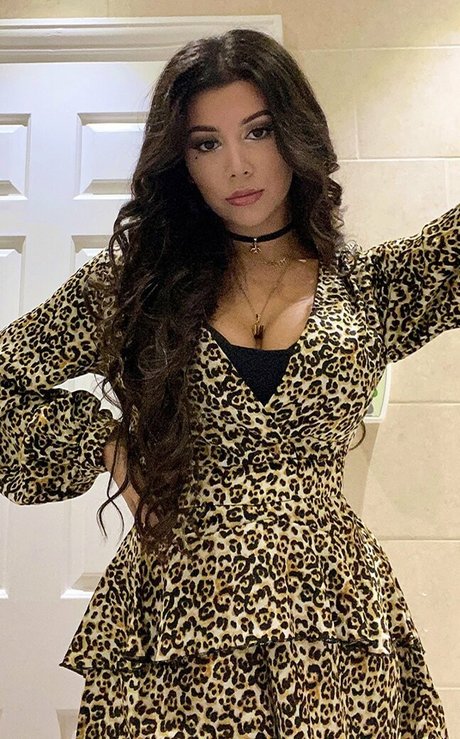 flachbrüstige onlyfans xxx porno bild