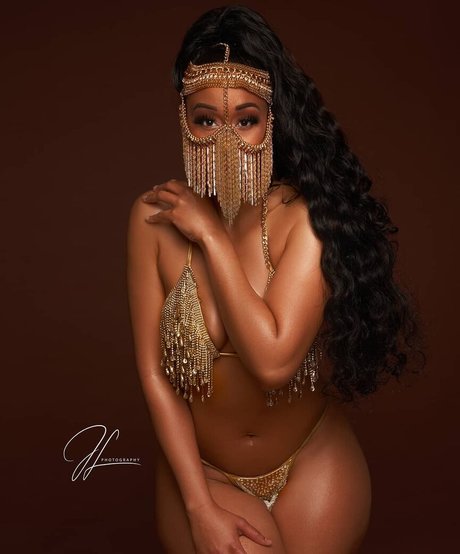 Cleo Cakes schauspielerin nackt bild