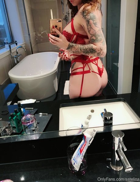 Satelina Suicide hübsche nackten galerien