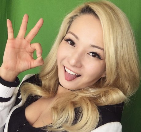 zierliche milf onlyfans porno nette bild