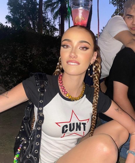 Olivia O Brien erotische akt bild