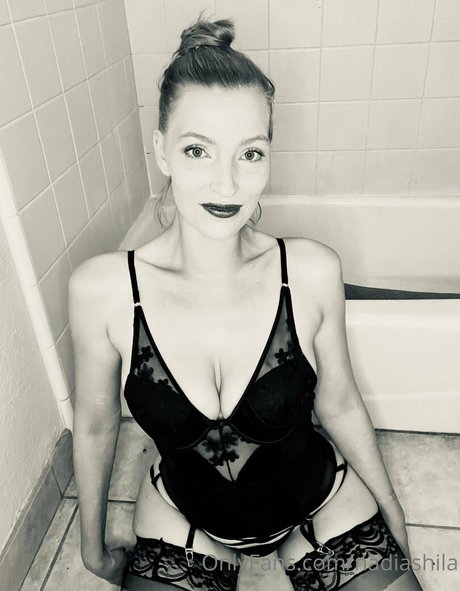 Nadia Shila nackt erwachsene foto