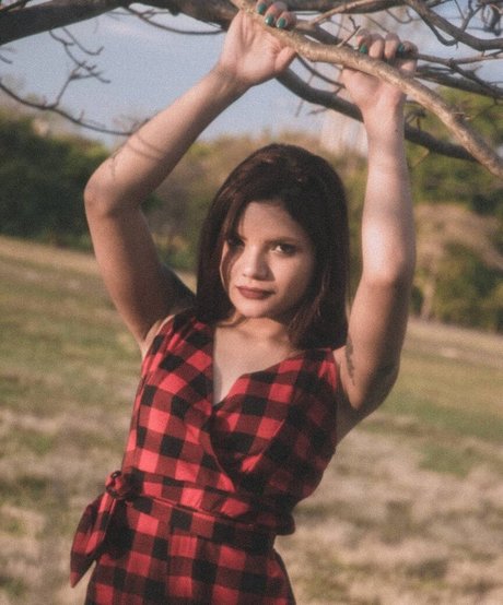 Jessie Cardim top sexy bild