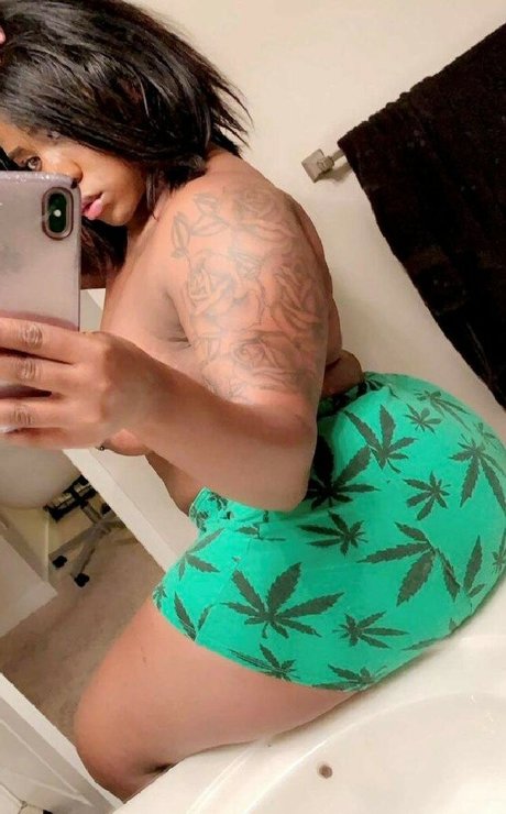 Juicy Quin hübsche pornostar galerie